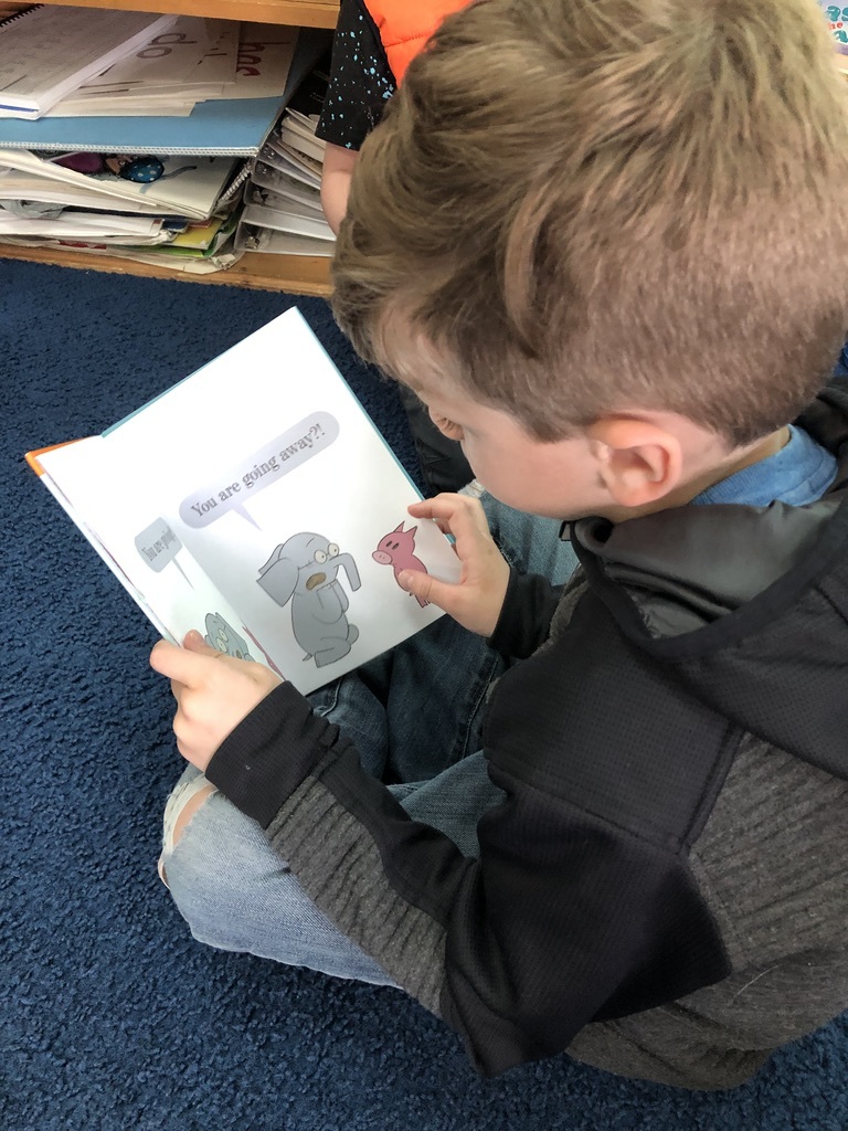 child reading a Mo Willem book