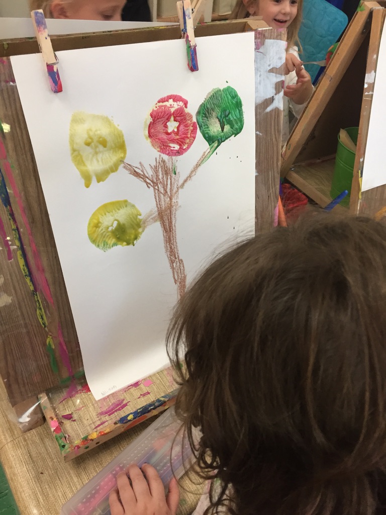 painting apple prints - craft at the art center in kindergarten